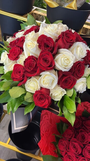 25 Rose bouquets SPECIALS!