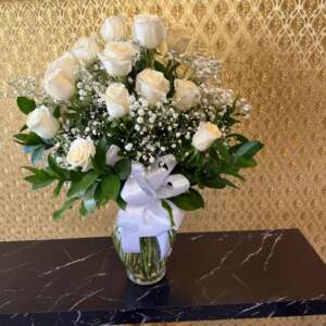 25 white roses in a vase