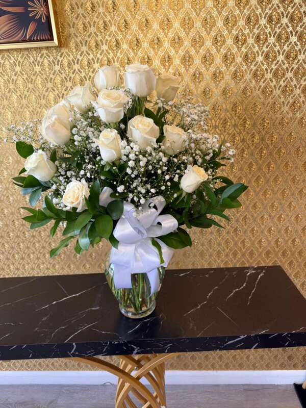 25 white roses in a vase